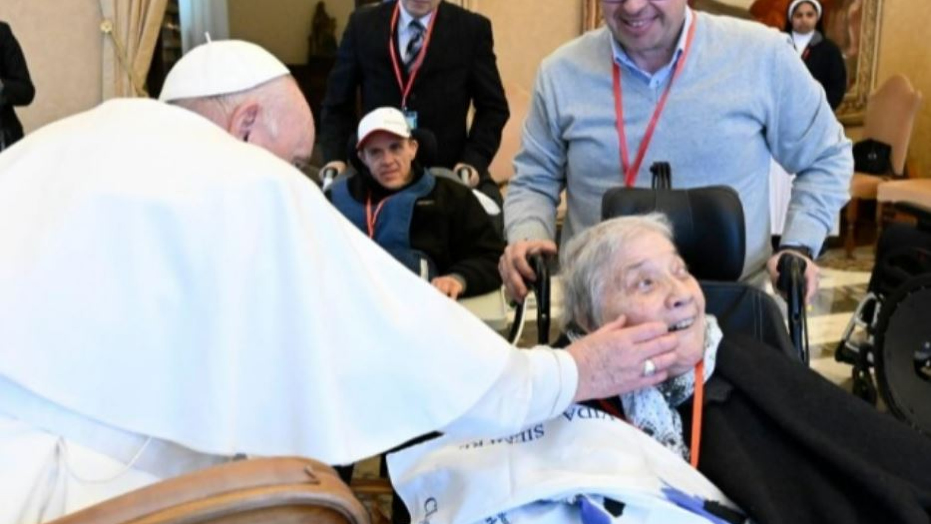 Immagine di Il Papa: «Prendersi cura degli scartati dall'economia sanitaria»