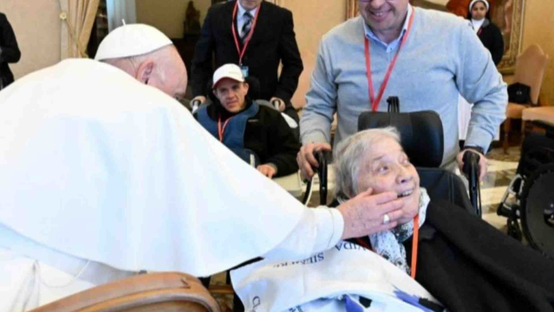 Immagine di Il Papa: «Prendersi cura degli scartati dall'economia sanitaria»