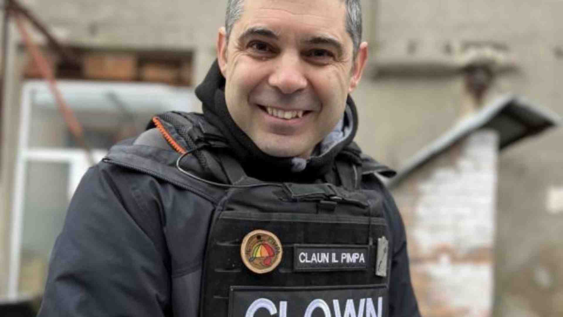 Immagine di Il «claun» italiano che sa restituire il sorriso ai bimbi feriti dalla guerra