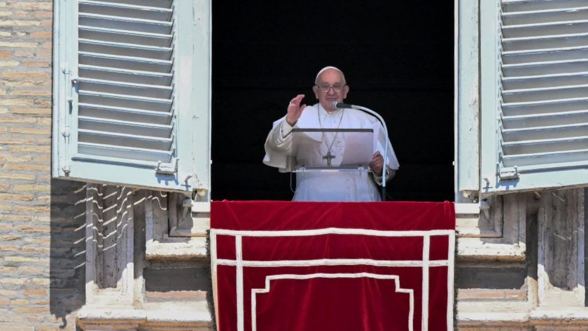 Immagine di Il Papa, nelle piaghe di Gesù l’apertura a chi è ferito dalla vita