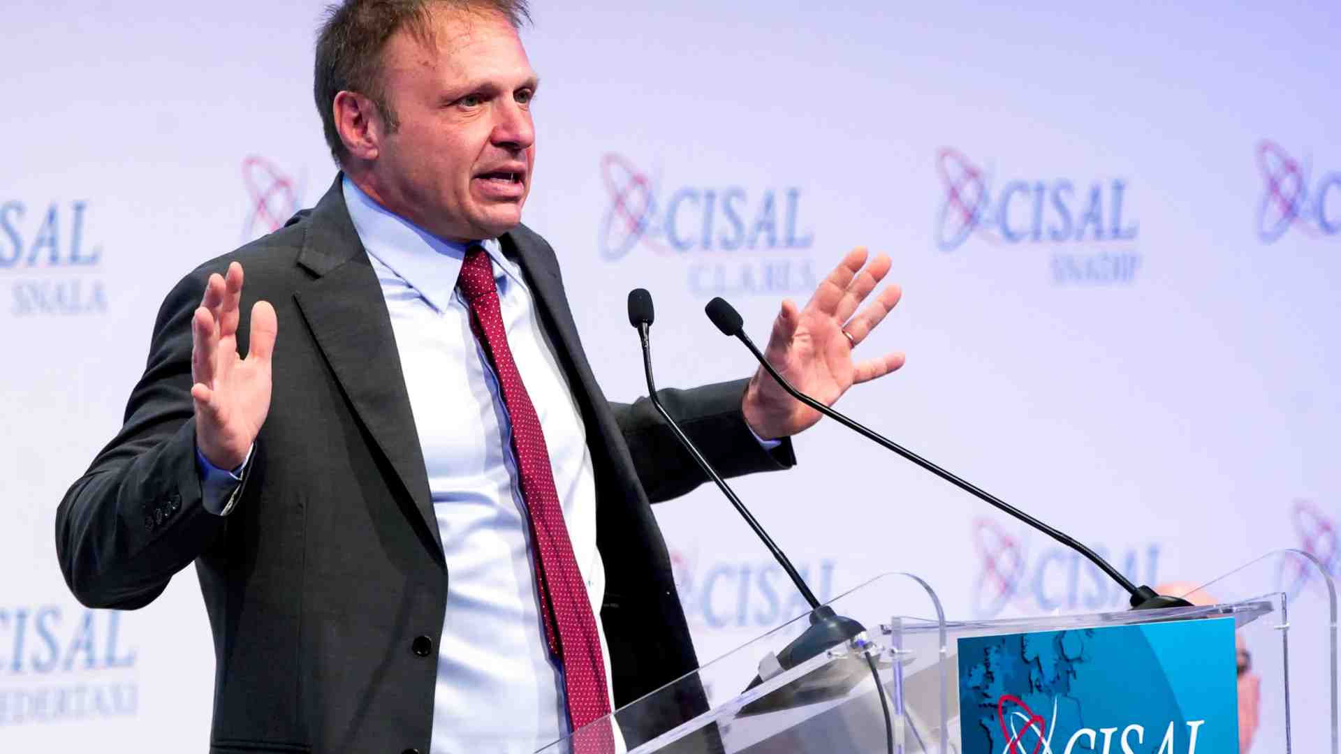 Immagine di Lollobrigida inciampa sulla «sostituzione etnica»
