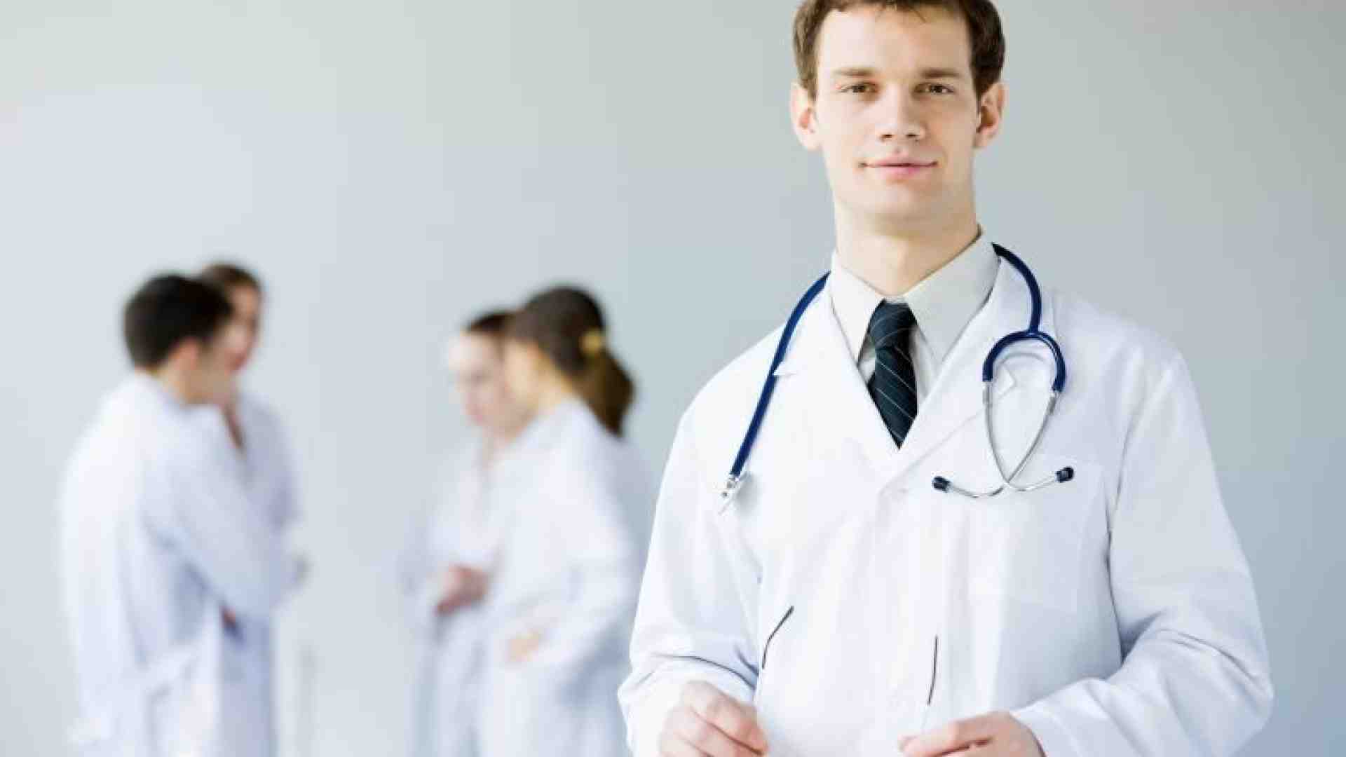 Immagine di Con i nostri medici in balia della viltà