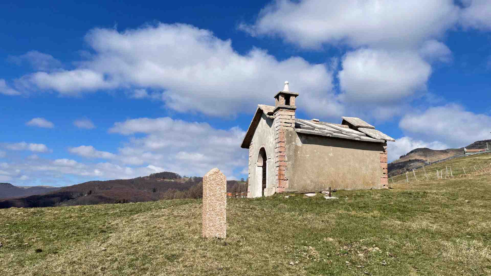 Immagine di Una colonnetta votiva della Madonna del popolo in ricordo di mons. Finardi