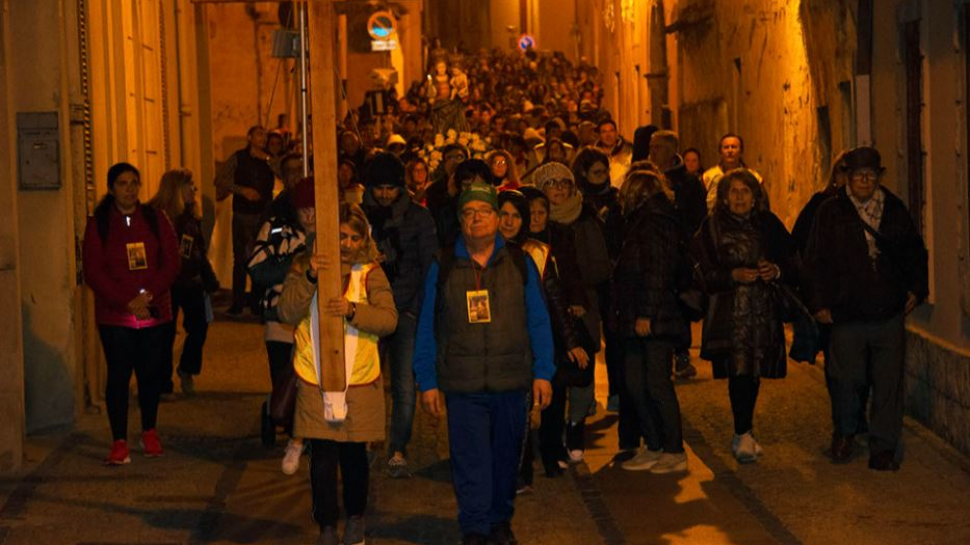 Immagine di Il popolo della Madonna di Bonaria pellegrino nella notte, per la pace