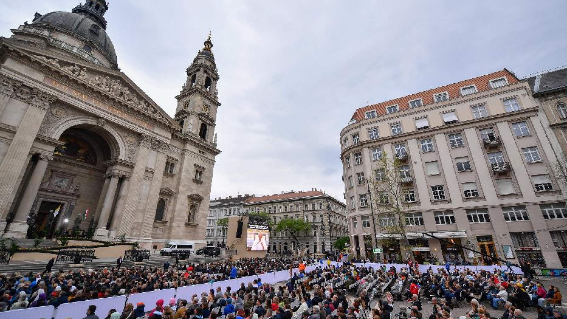 Immagine di Papa Francesco in Ungheria: «Cercare la pace oltre i nazionalismi»