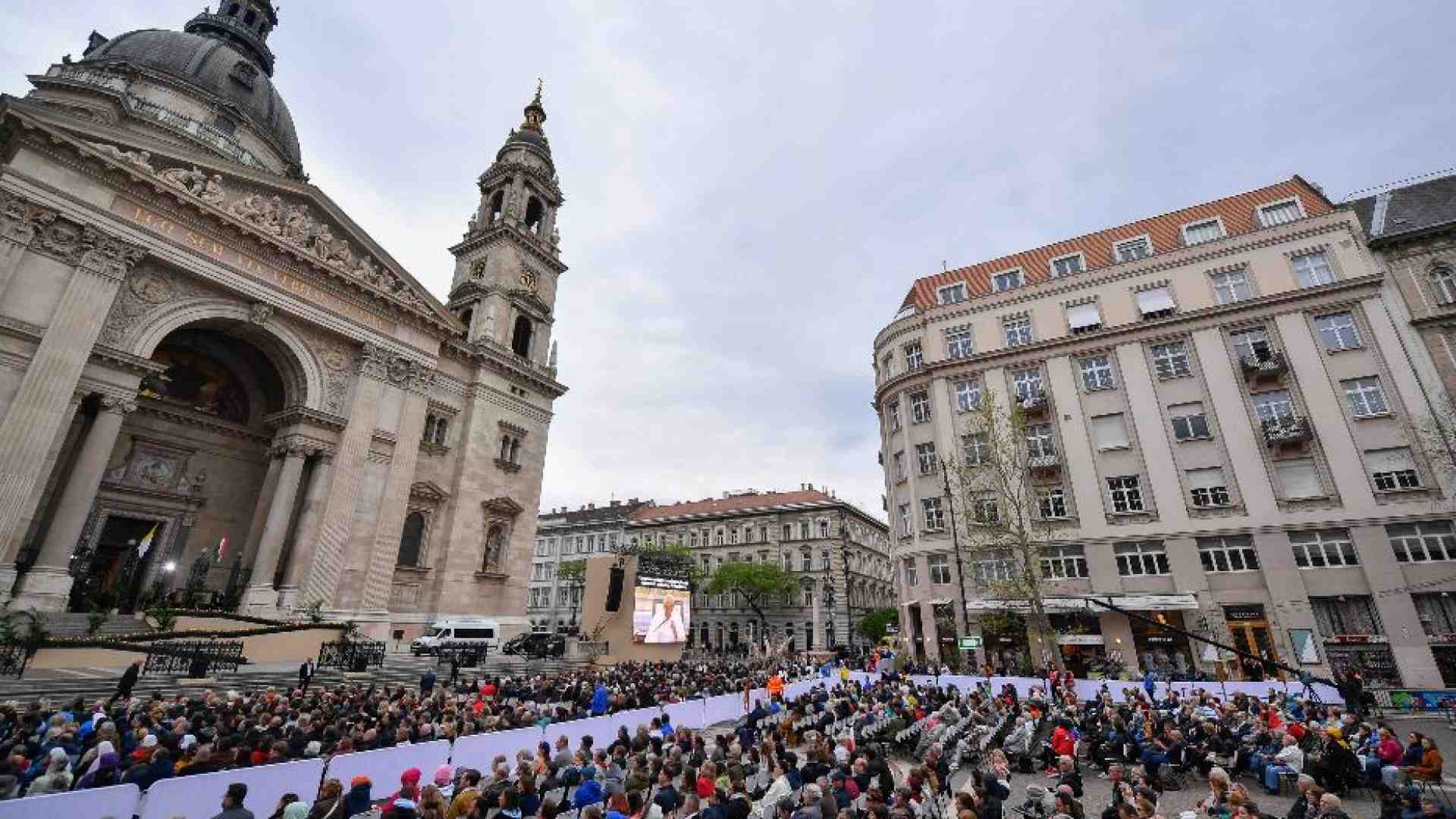 Immagine di Papa Francesco in Ungheria: «Cercare la pace oltre i nazionalismi»
