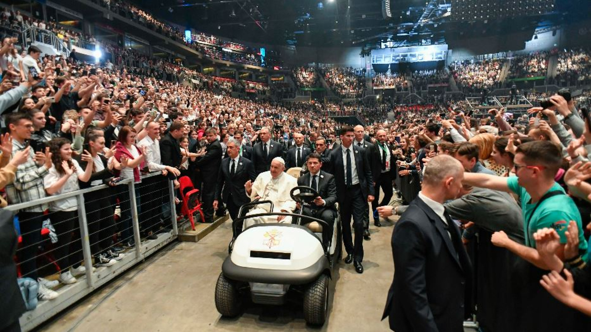 Immagine di Il Papa ai giovani: «Non accontentatevi, puntate in alto»