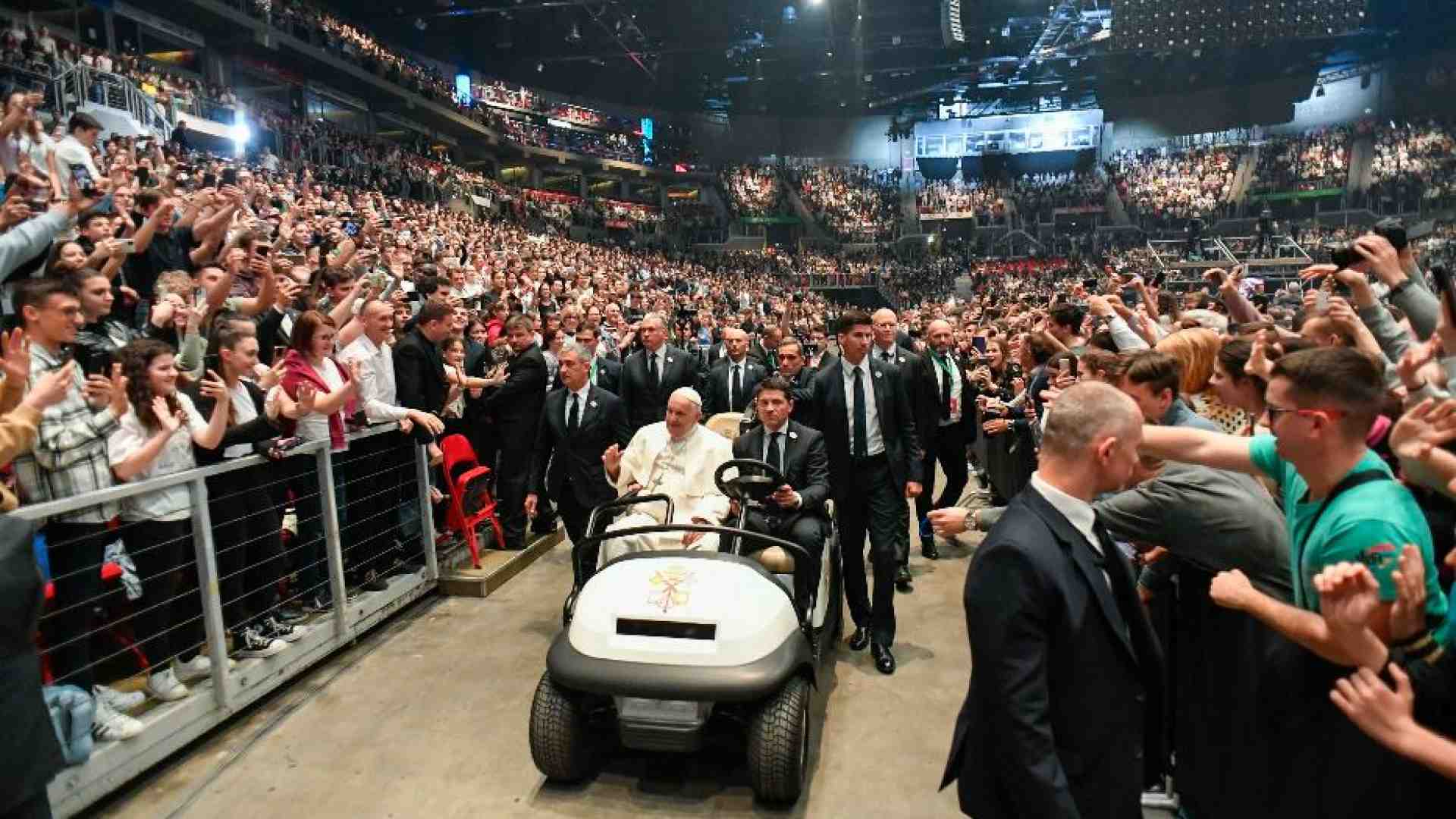 Immagine di Il Papa ai giovani: «Non accontentatevi, puntate in alto»