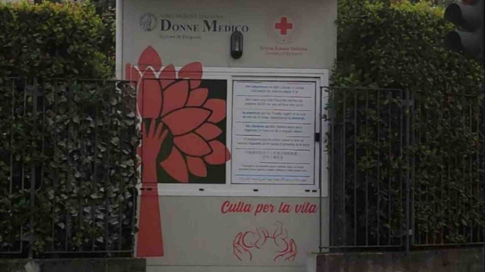 Immagine di Neonata nella Culla per la vita di Bergamo. La mamma: «Ti amerò per sempre»