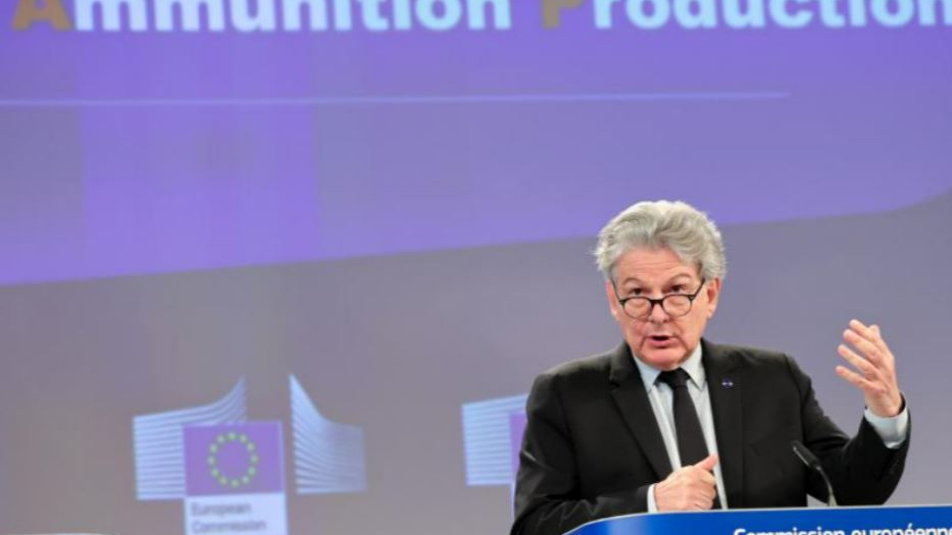 Immagine di Altri 2 miliardi ai fabbricanti d’armi. «Fondi del Pnrr per produrre munizioni»