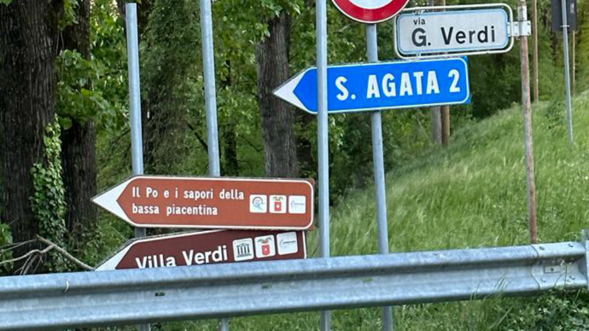 Immagine di Villa Verdi merita più attenzione a cominciare dai cartelli stradali