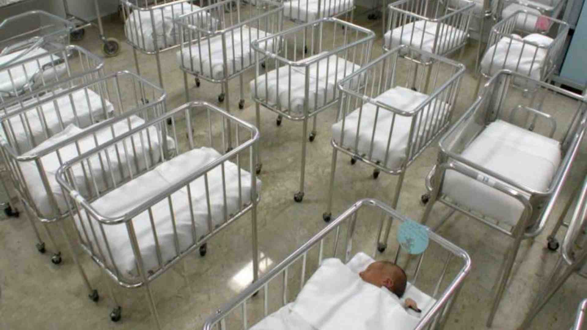 Immagine di Obiettivo: 500mila nati entro il 2030, «aiutiamo i giovani a fare più figli»