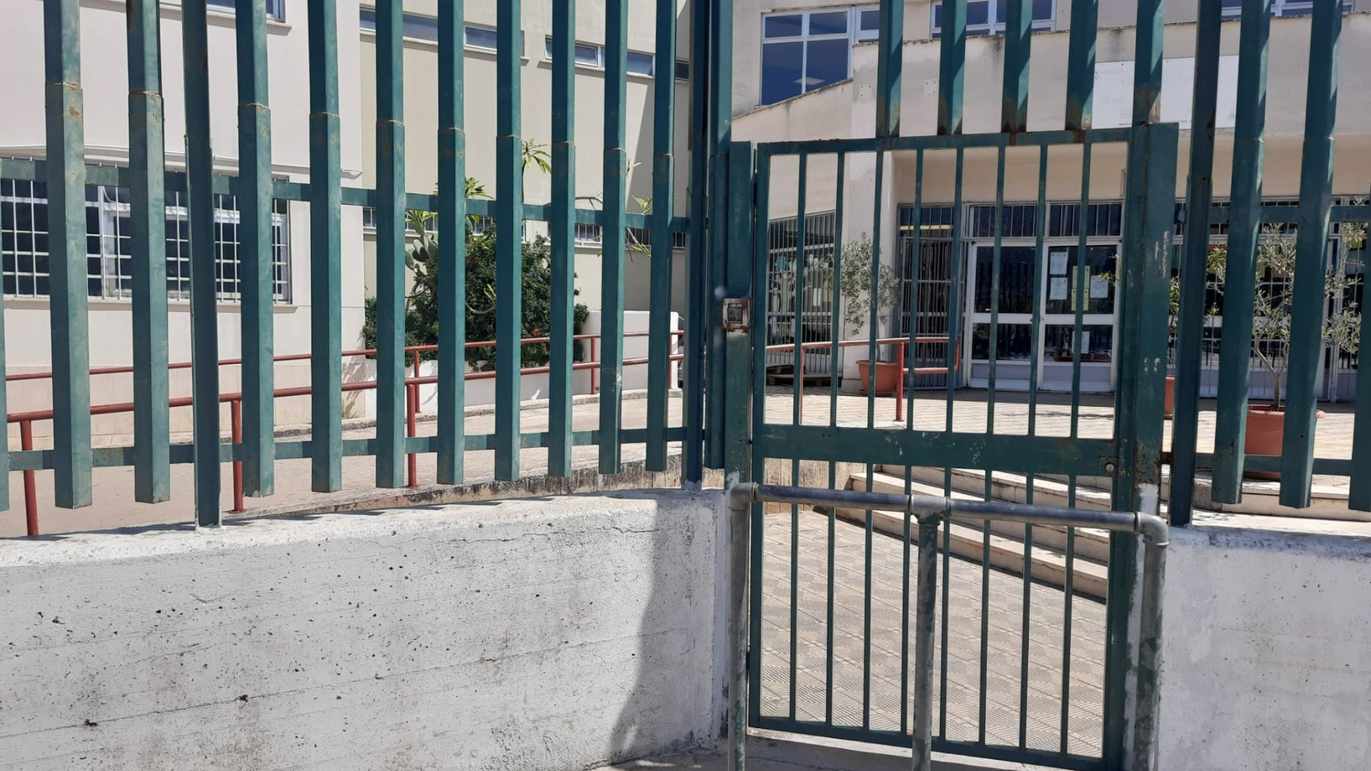 Immagine di Dopo lo choc della preside arrestata la comunità dello Zen vuole ripartire