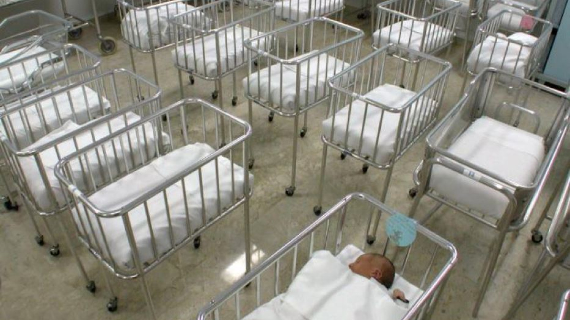 Immagine di Obiettivo: 500mila nati entro il 2030, «aiutiamo i giovani a fare più figli»