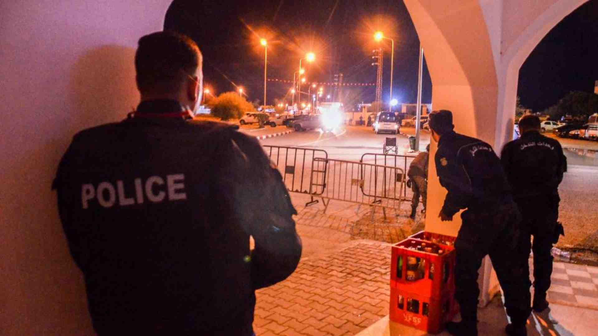 Immagine di Spari vicino alla sinagoga di Djerba: sei vittime