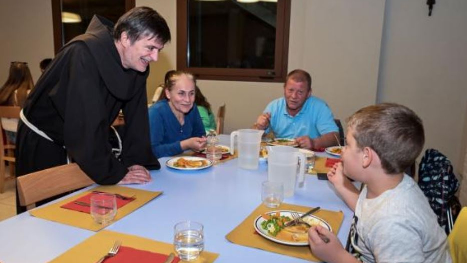 Immagine di Sempre più famiglie e anziani in coda alle mense dei poveri