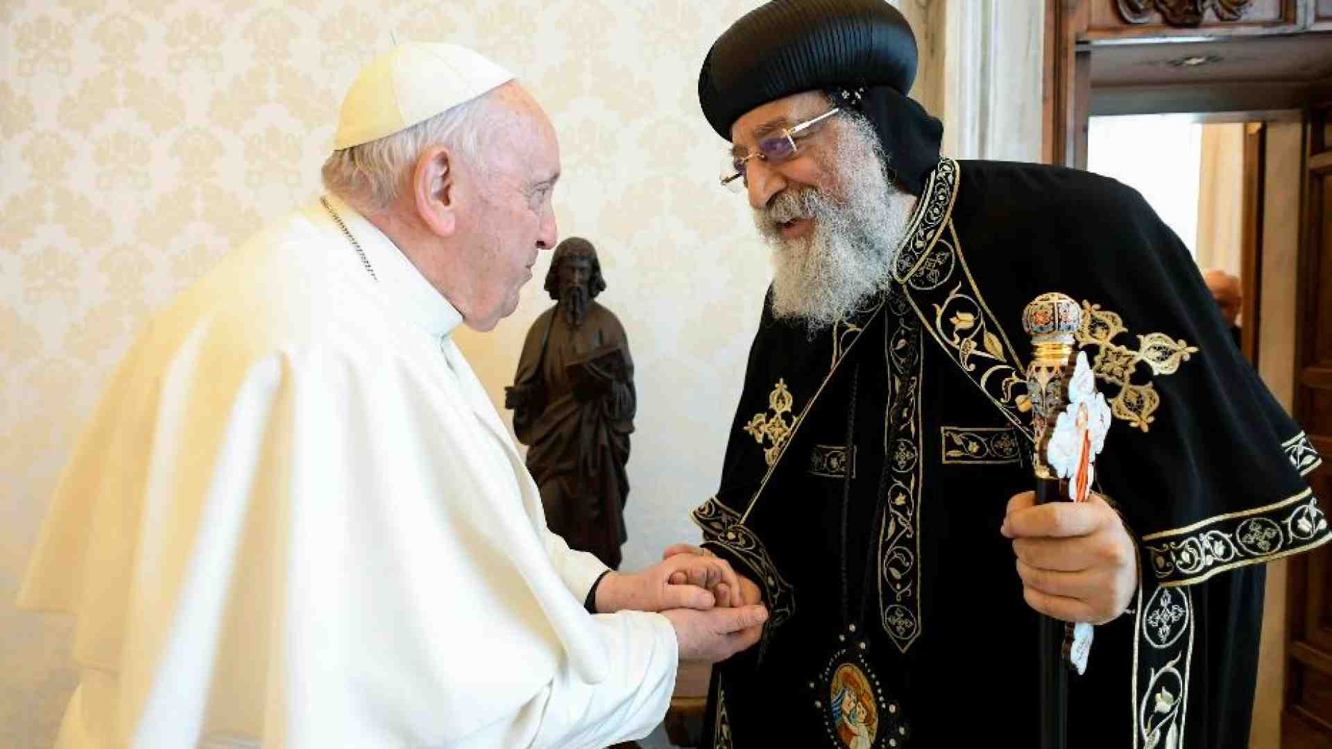 Immagine di L'abbraccio del Papa a Tawadros II, leader copto ortodosso