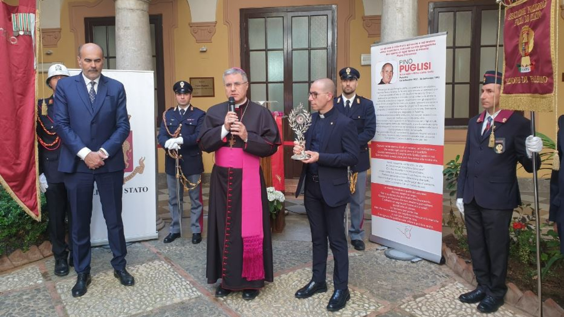 Immagine di La reliquia del beato don Puglisi nel chiostro della questura di Palermo