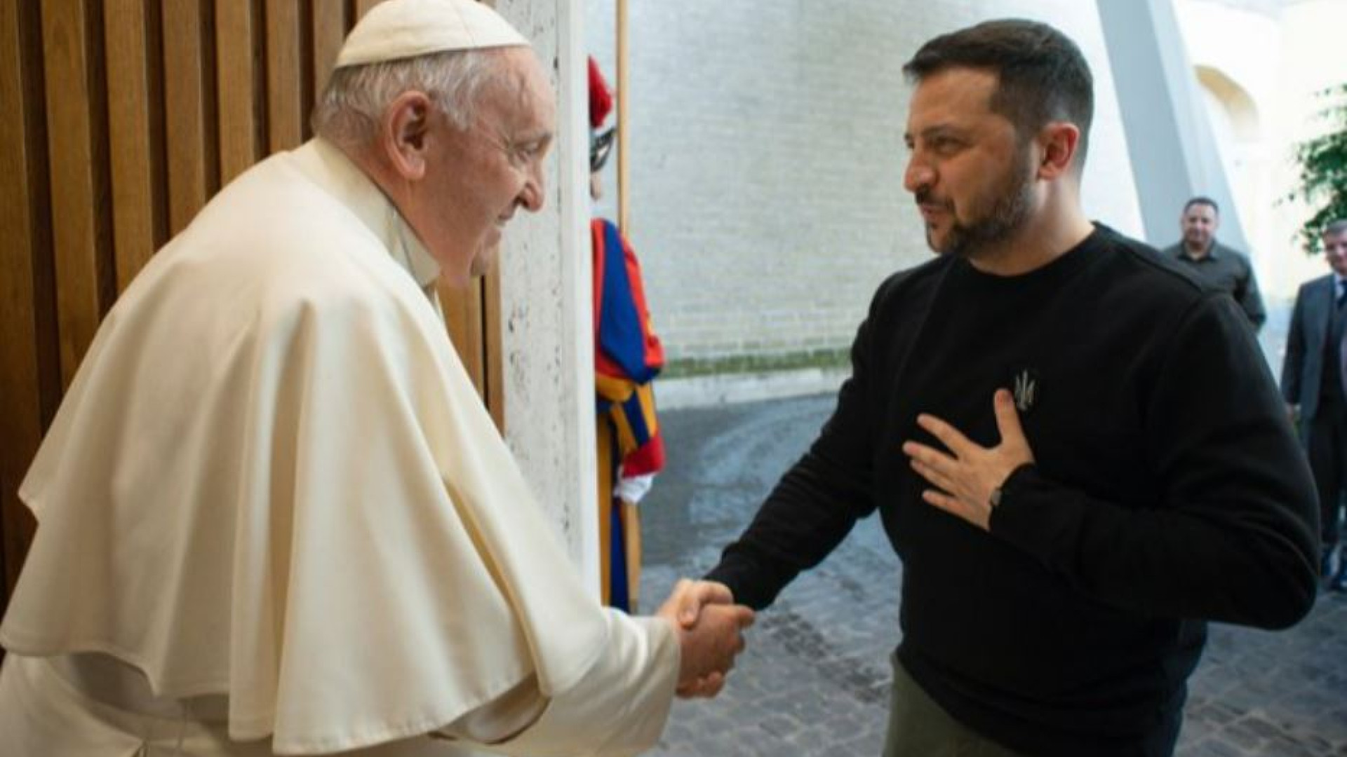 Immagine di Papa Francesco assicura a Zelensky la sua «preghiera costante per la pace»