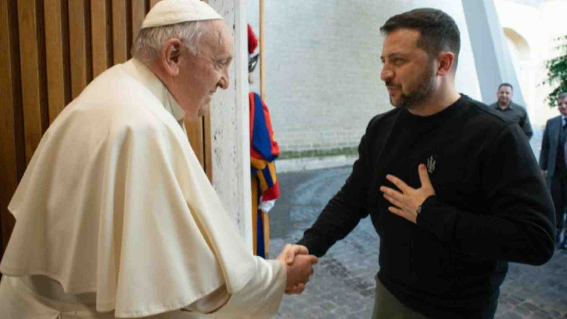 Immagine di Papa Francesco assicura a Zelensky la sua «preghiera costante per la pace»