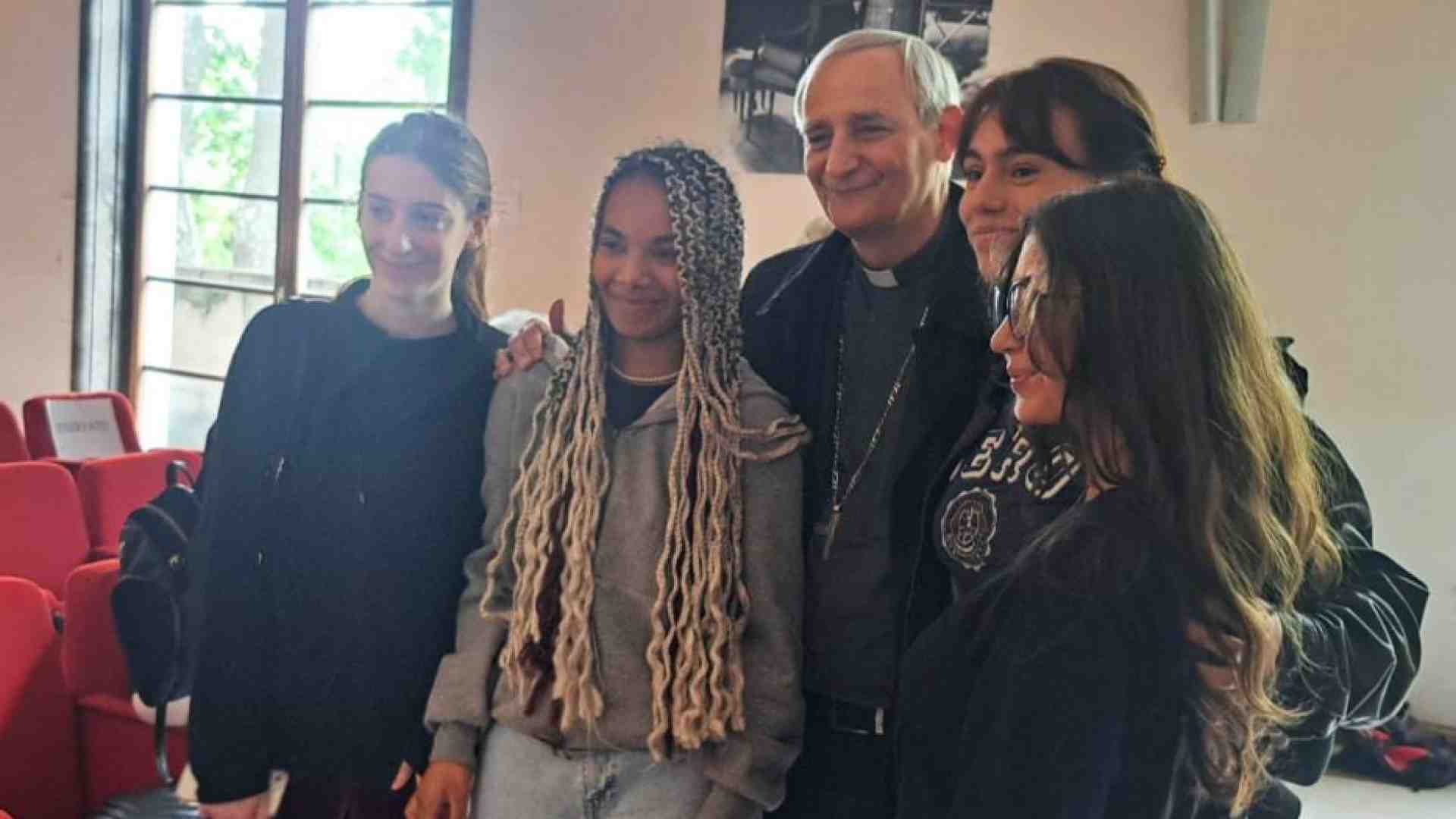 Immagine di Il cardinale Zuppi dopo 50 anni torna al "suo" liceo Virgilio a Roma
