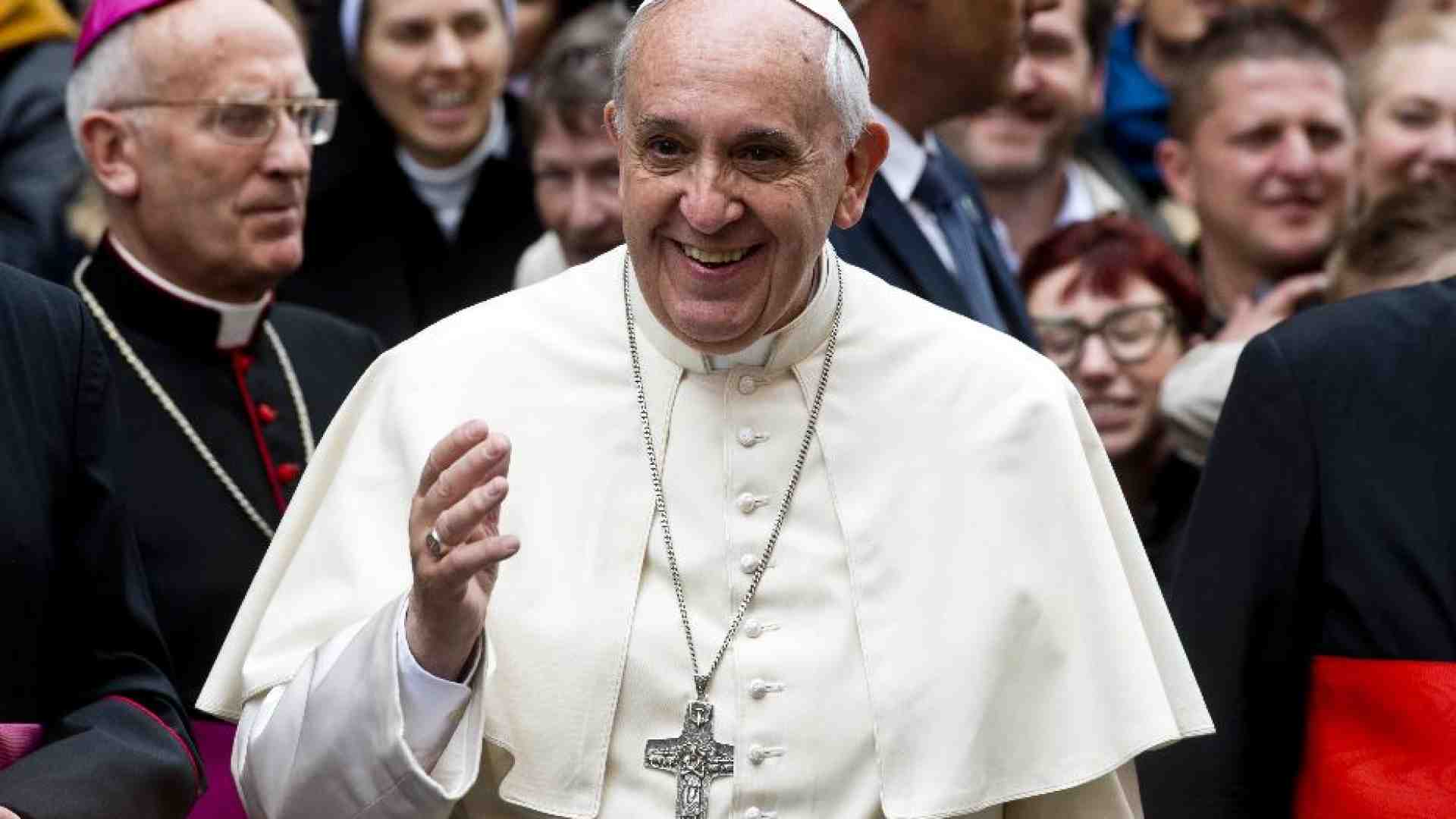Immagine di Papa Francesco: ripensare il mondo, strada di felicità