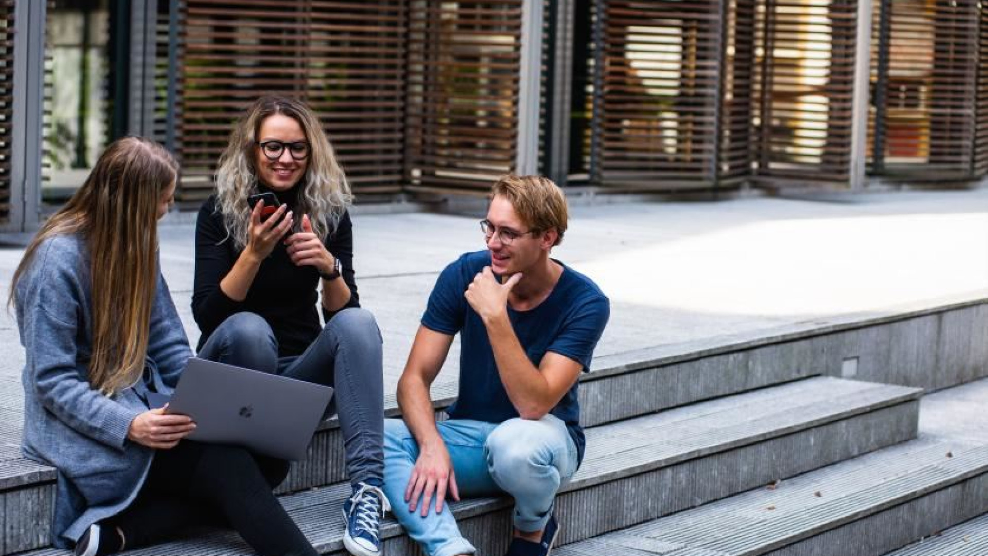 Immagine di «Gli smartphone ci isolano, comunichiamo con il cuore»