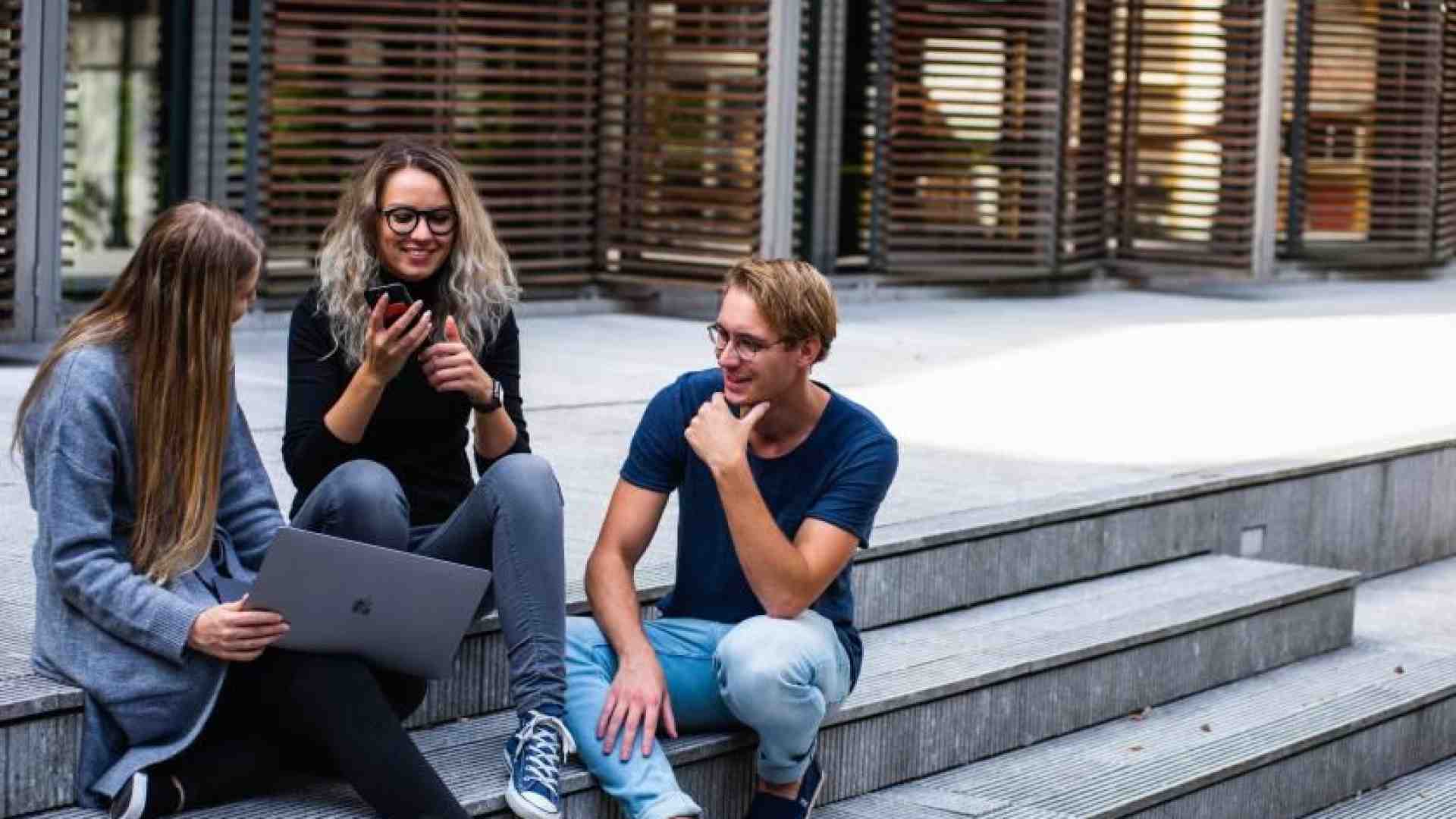Immagine di «Gli smartphone ci isolano, comunichiamo con il cuore»
