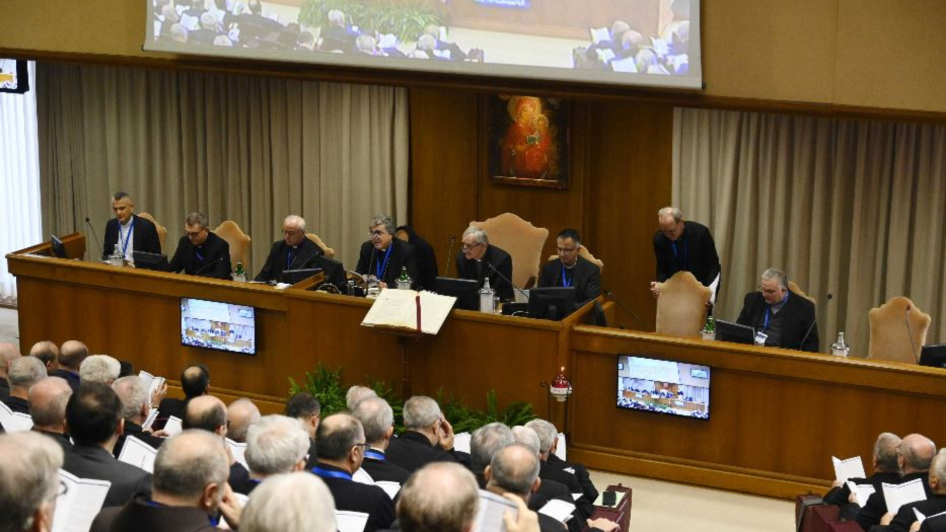 Immagine di Zuppi: la Chiesa e i cristiani credono nella pace. Riforme siano condivise