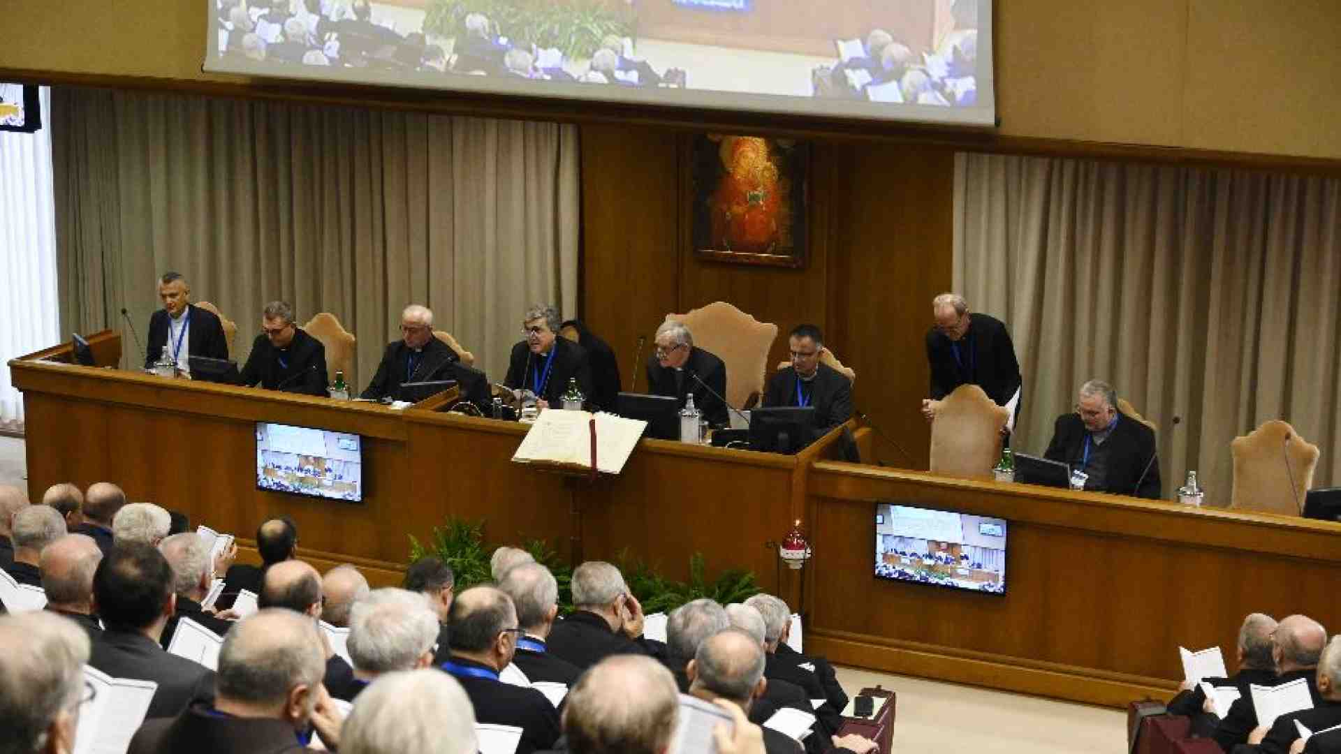 Immagine di Zuppi: la Chiesa e i cristiani credono nella pace. Riforme siano condivise