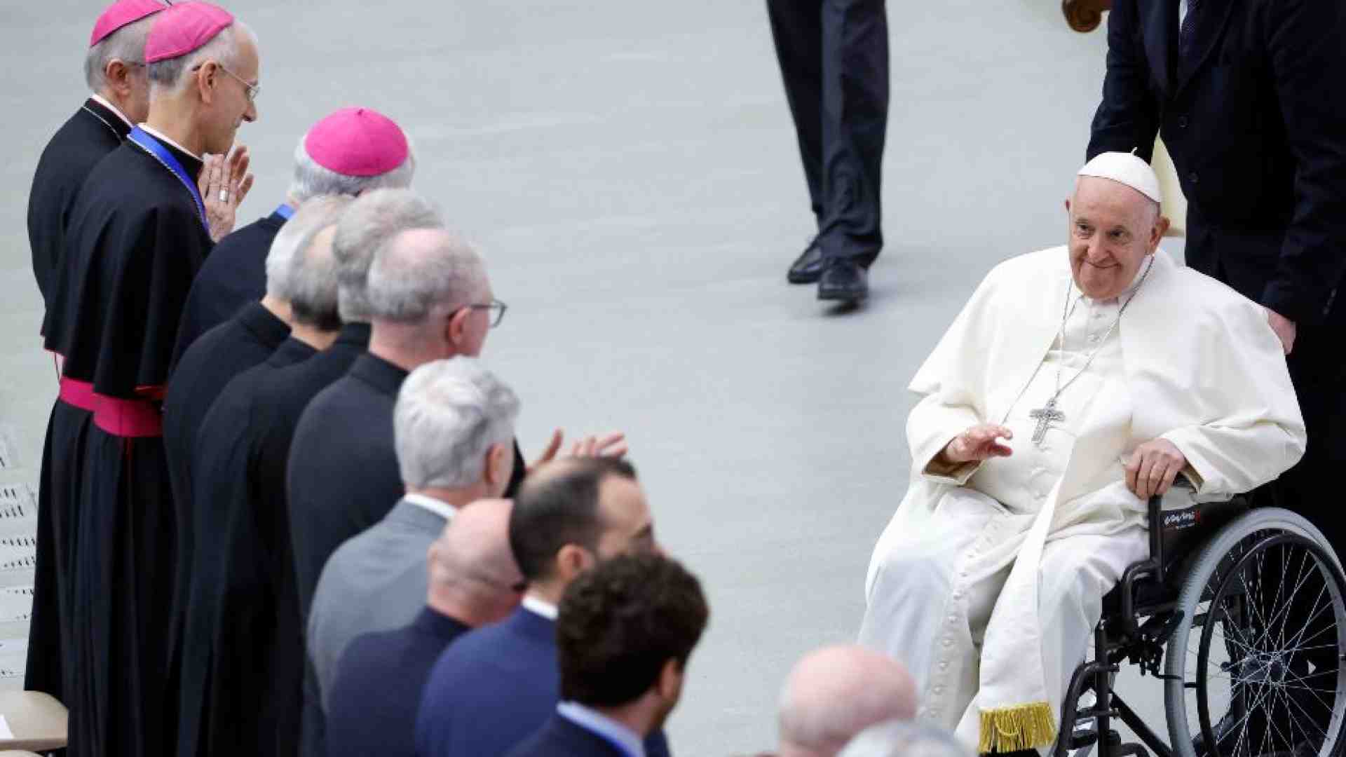 Immagine di Papa Francesco: Chiesa sia aperta e "inquieta"
