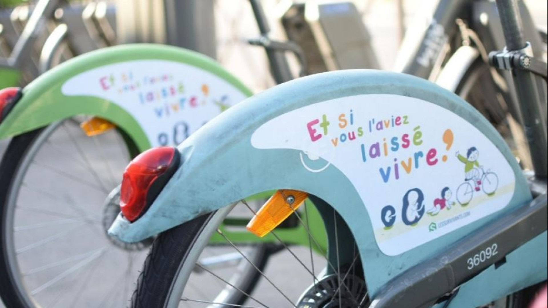 Immagine di Scuotono Parigi gli adesivi anti-aborto sulle bici pubbliche