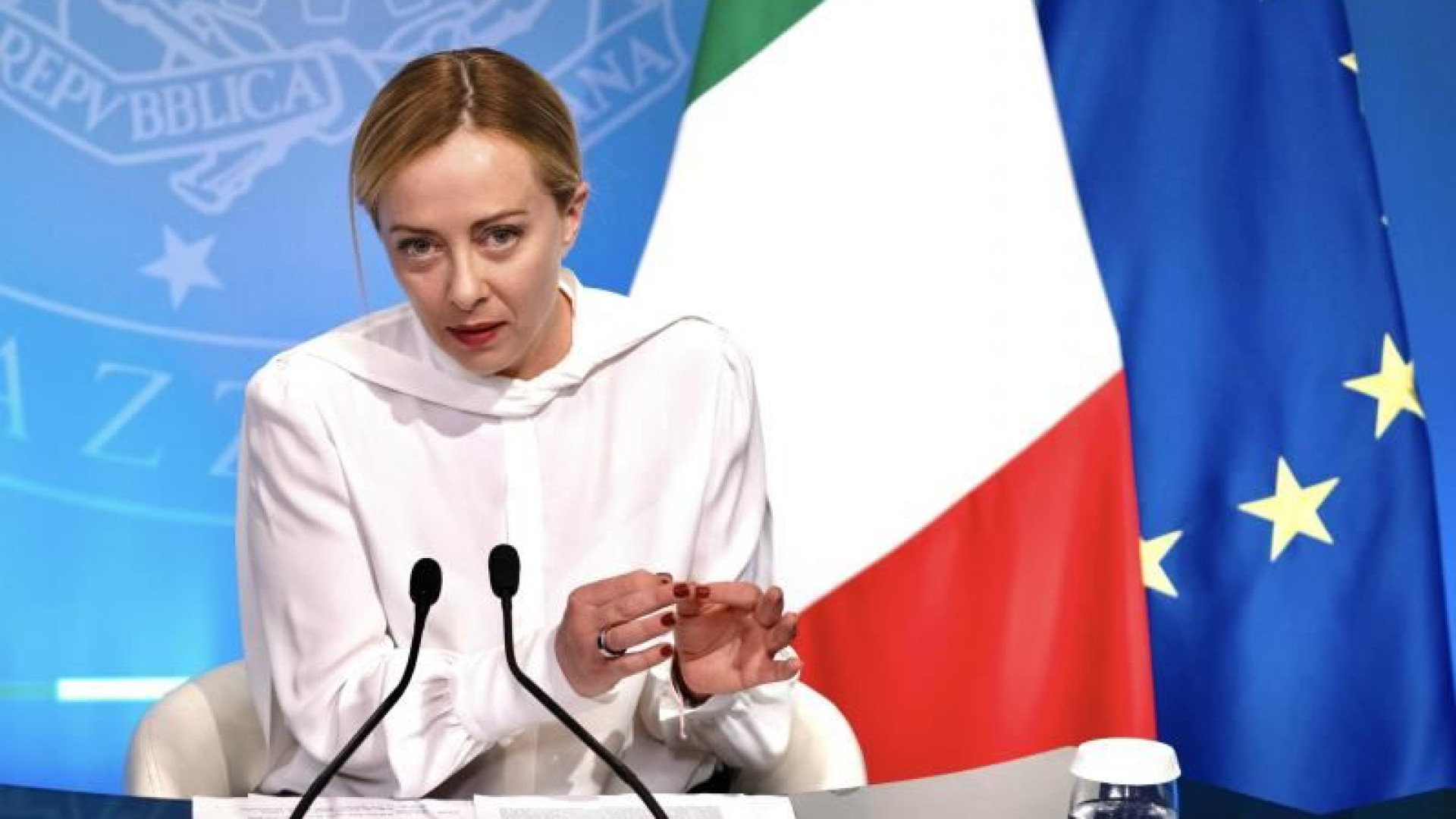 Immagine di Meloni archivia la flat tax ma scivola sull'evasione: «No al pizzo di Stato»
