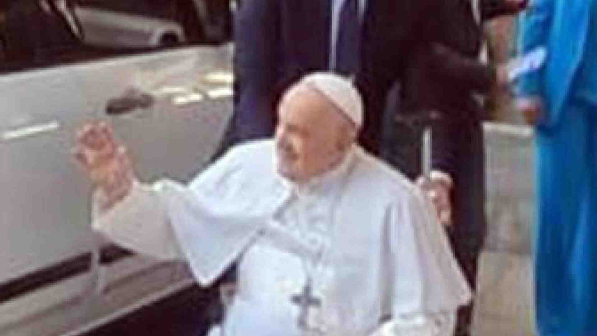 Immagine di Il Papa nella sede Rai di Saxa Rubra. Accolto con un "Viva il Papa"