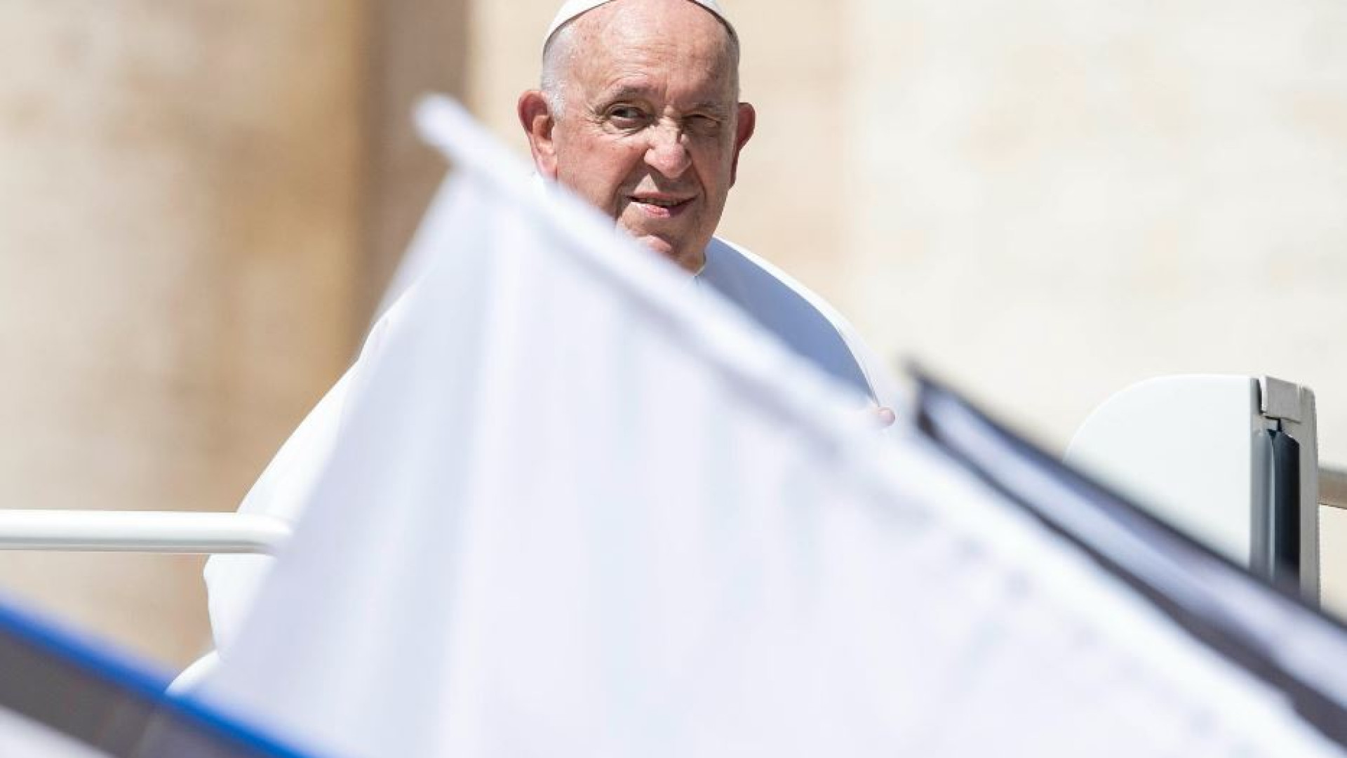 Immagine di Papa Francesco sta meglio, riprendono i suoi incontri