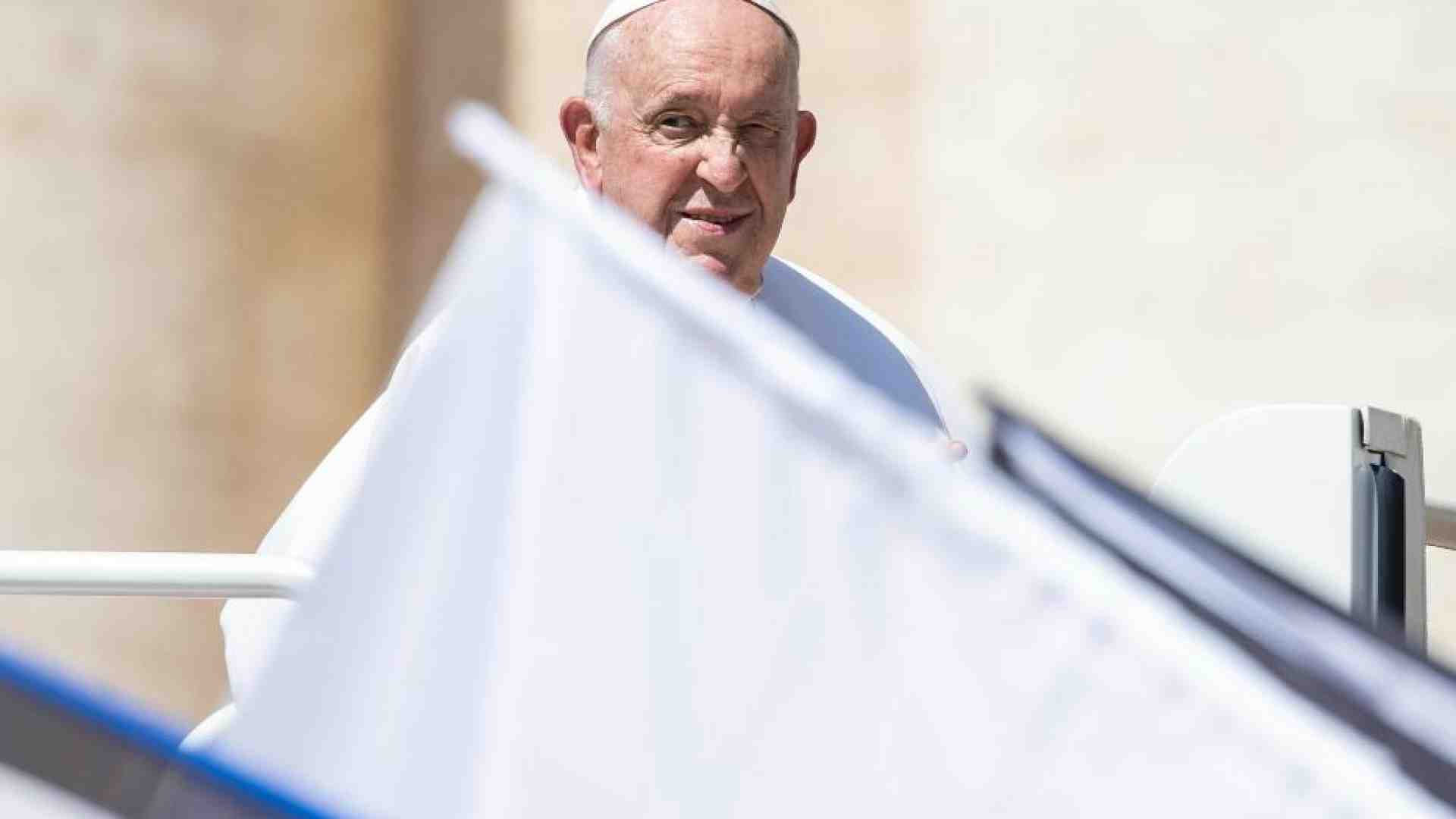 Immagine di Papa Francesco sta meglio, riprendono i suoi incontri