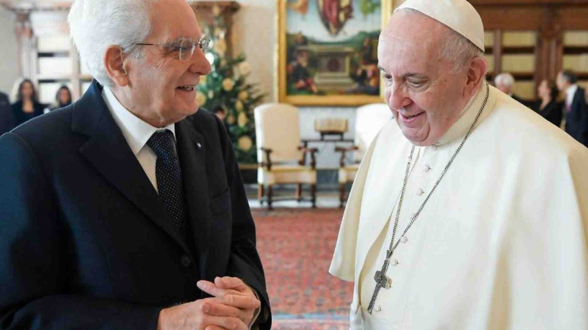 Immagine di Il Papa consegna premio Paolo VI a Mattarella: maestro e testimone coerente