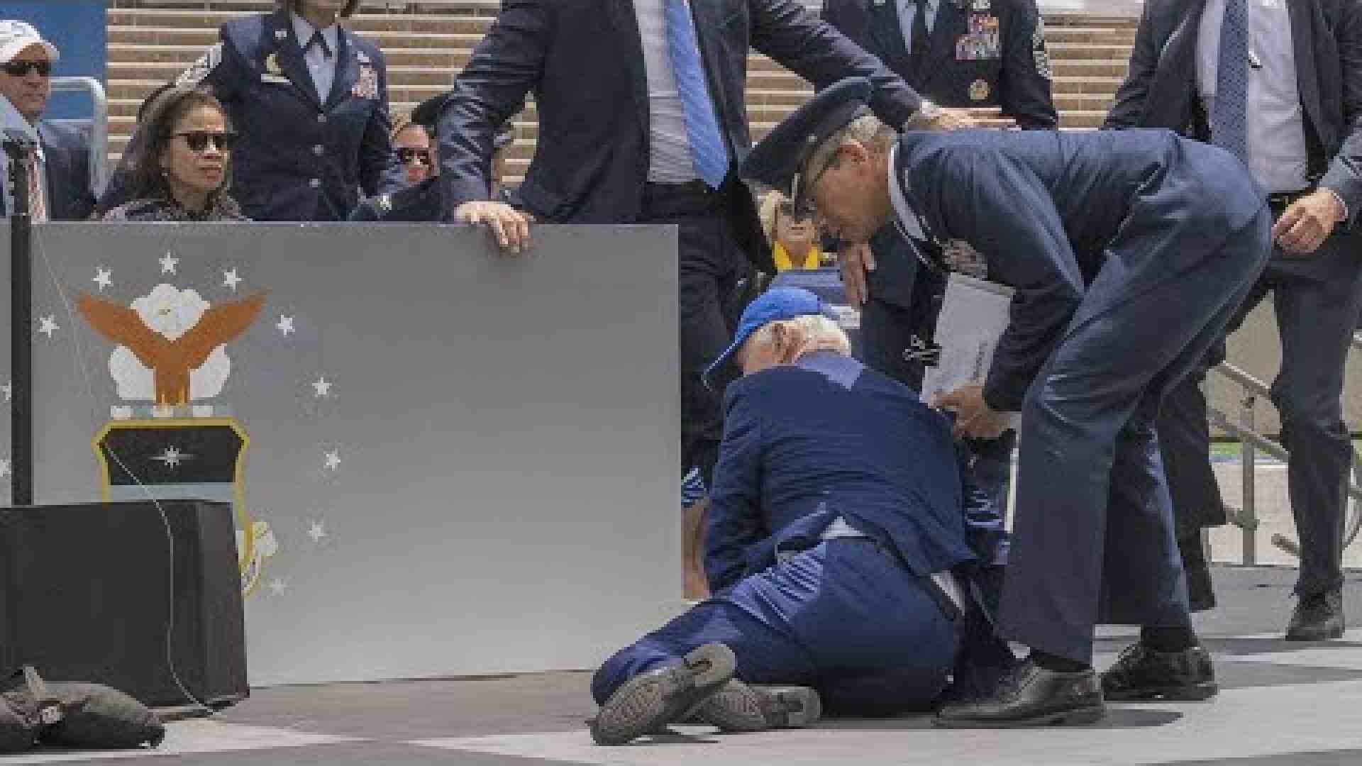 Immagine di Usa, Biden cade durante la cerimonia dell'aeronautica: sta bene