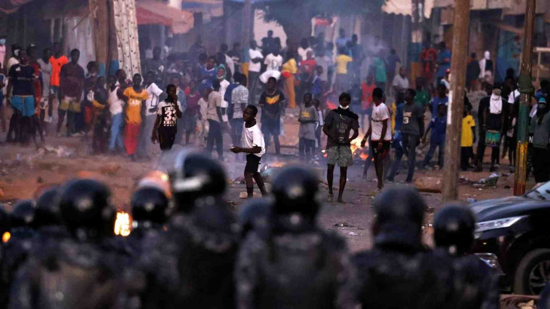 Immagine di Dakar sprofonda nel caos: 16 morti nelle proteste