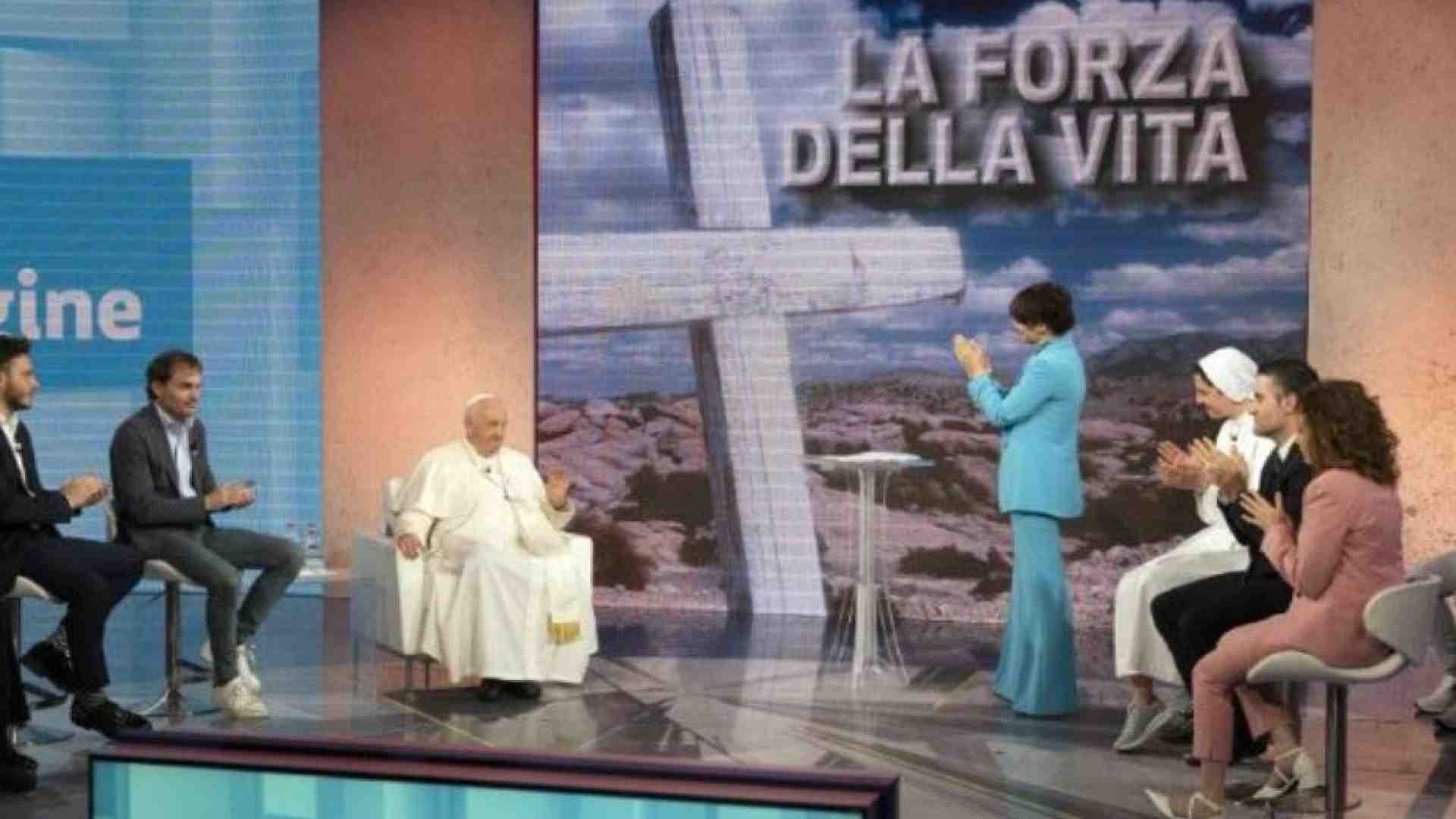 Immagine di Il Papa in sede Rai: «Con la pace si guadagna. Attenti alle apparizioni mariane»