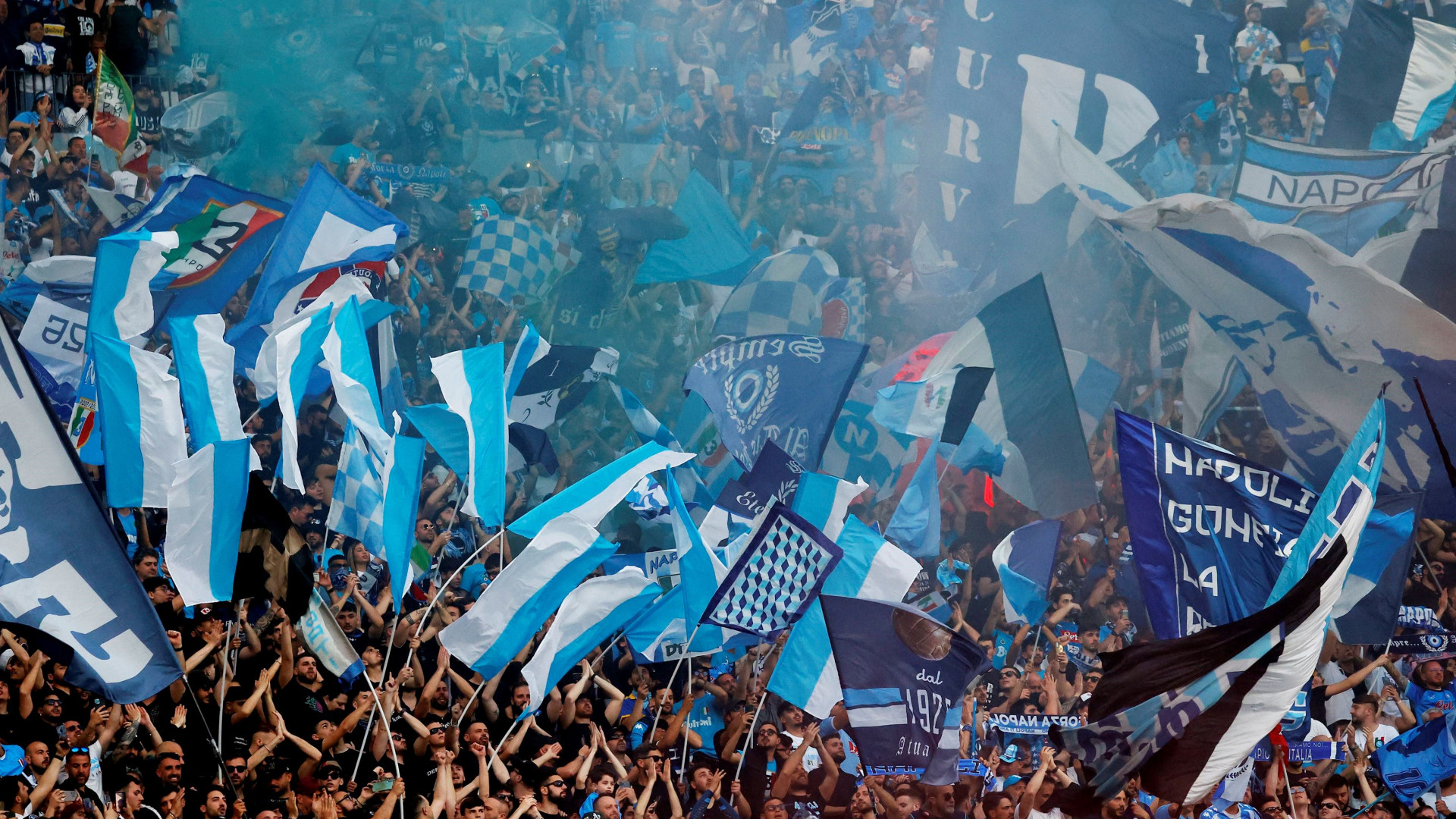 Immagine di Napoli la festa (scudetto) infinita e in salsa trash