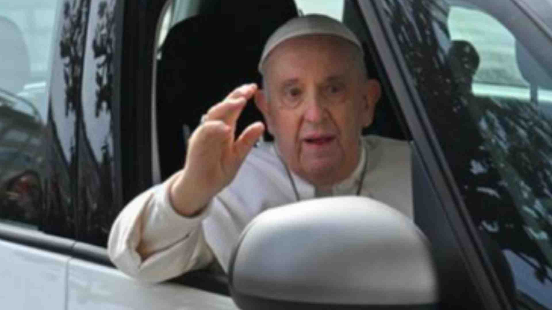 Immagine di Papa Francesco al Gemelli per un controllo. Già tornato in Vaticano