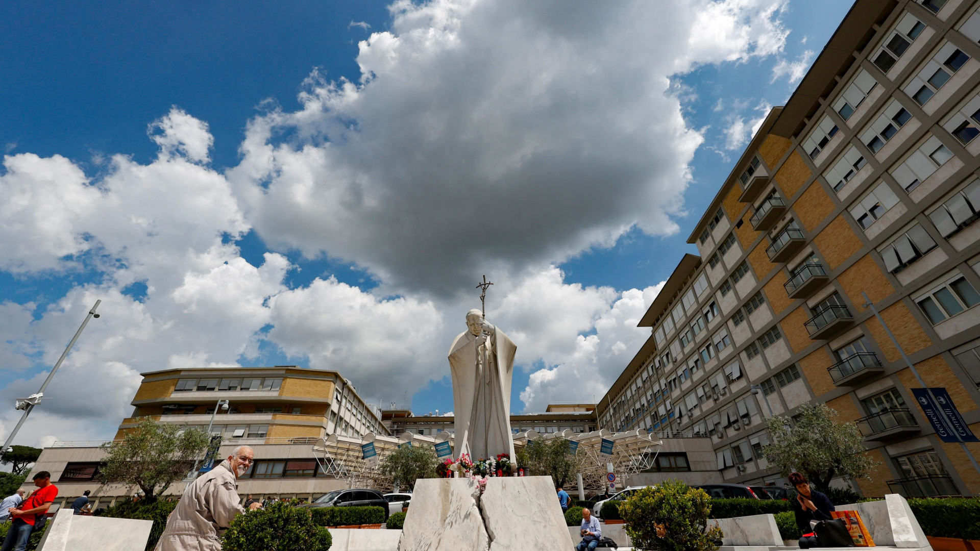 Immagine di Papa Francesco, intervento di tre ore. «Poi ha scherzato»