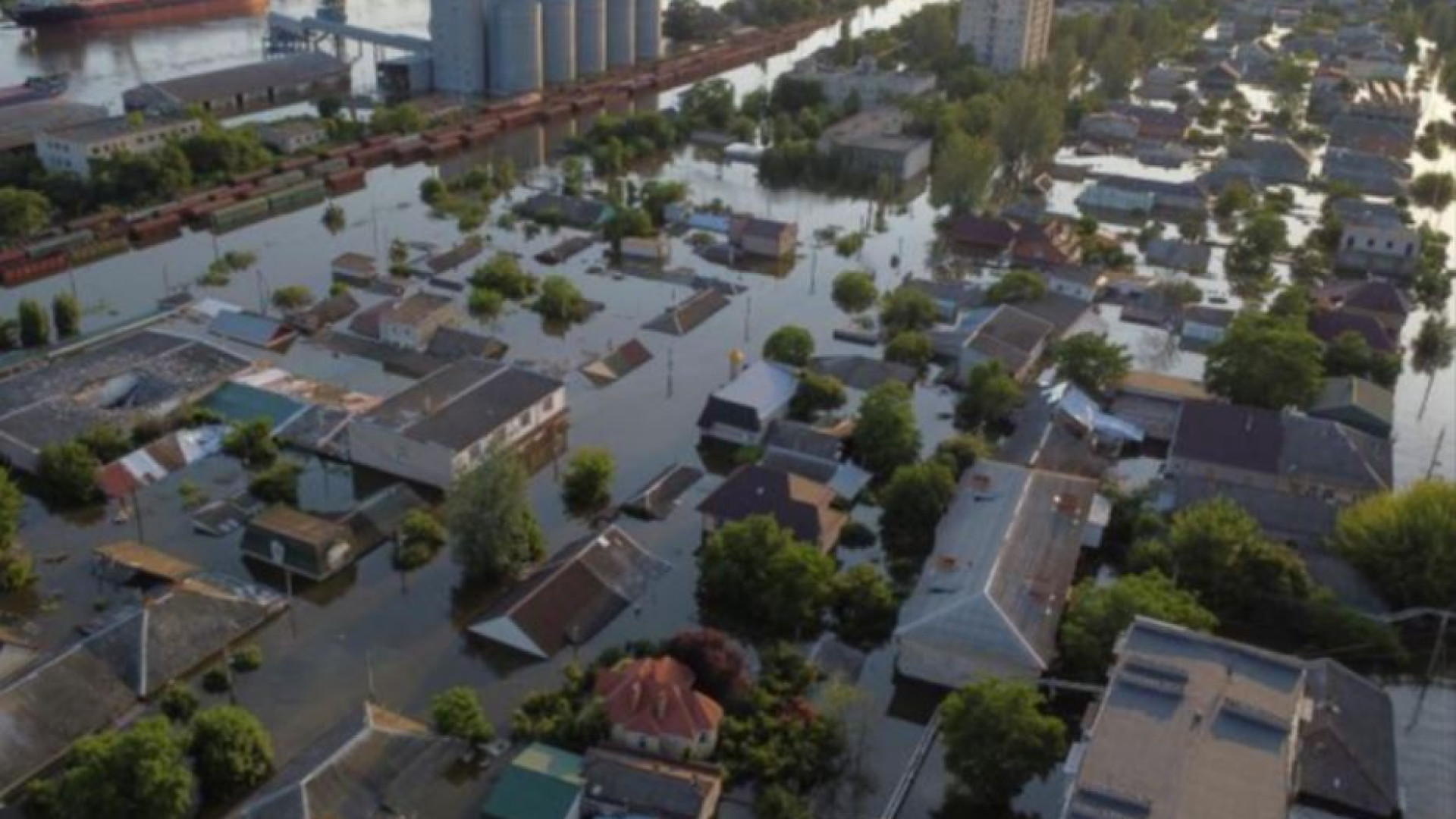 Immagine di Kherson, la genta resta sott’acqua. Kiev e Mosca si scaricano la responsabilità