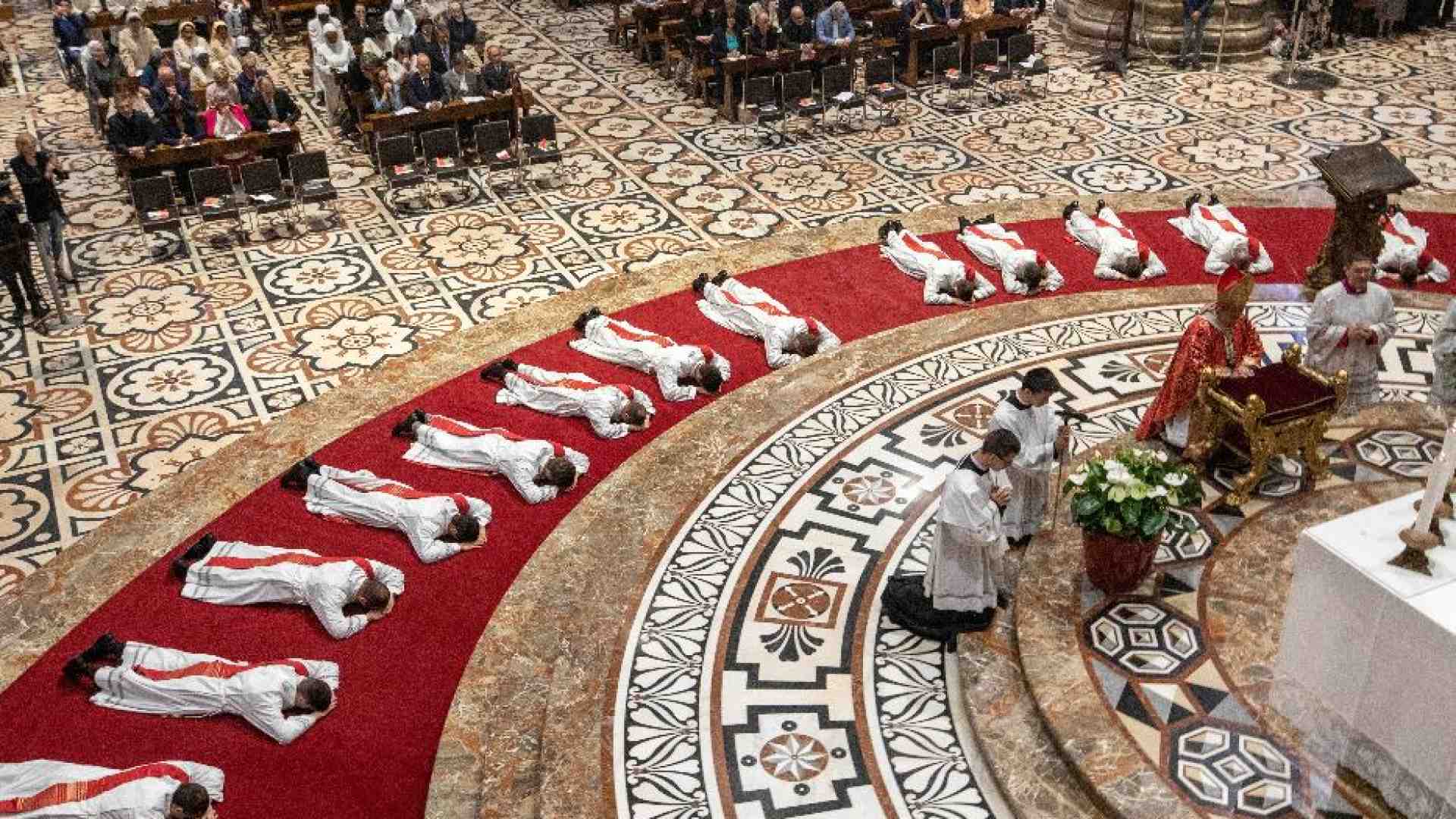 Immagine di Delpini ordina 15 nuovi preti. «Pochi? Conta essere con Gesù»