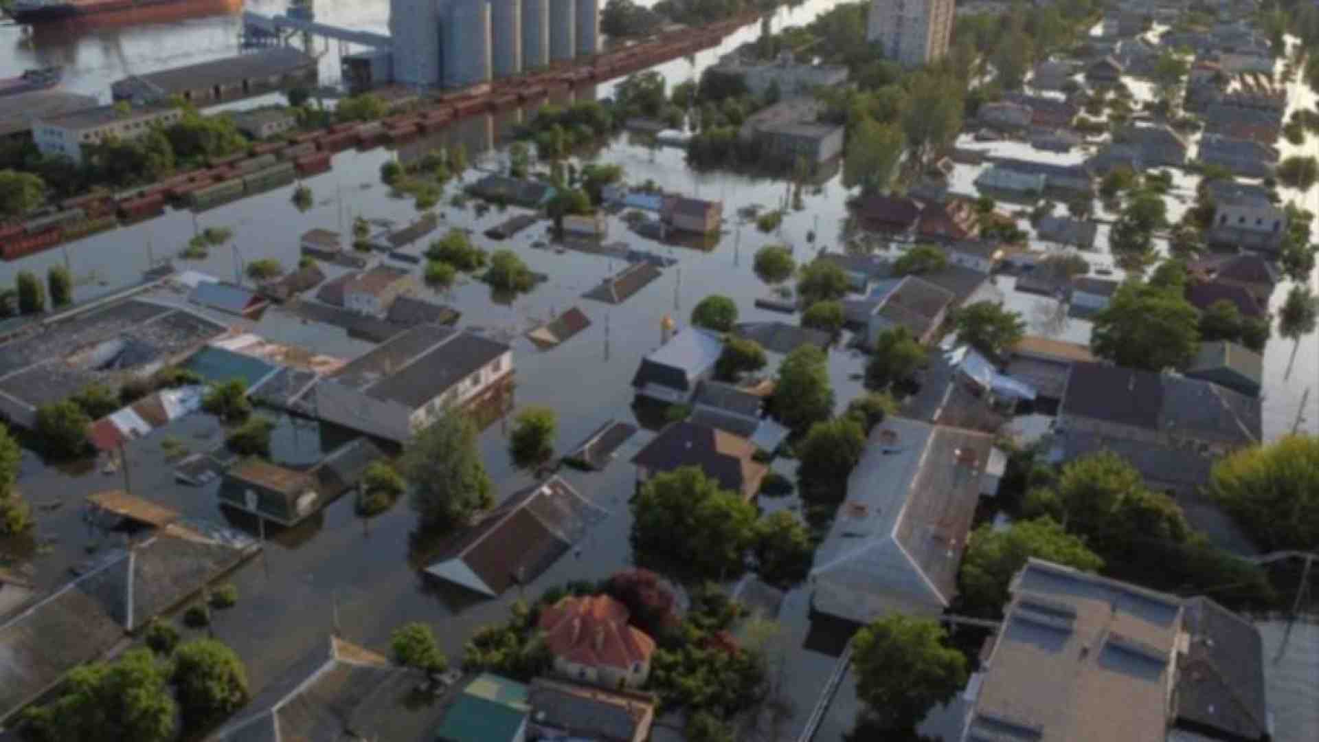 Immagine di Kherson, la genta resta sott’acqua. Kiev e Mosca si scaricano la responsabilità