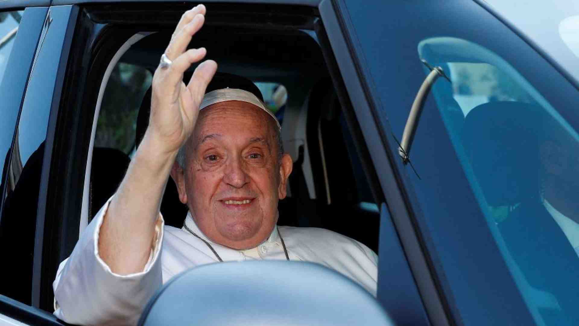 Immagine di Papa Francesco ha lasciato l'ospedale Gemelli: «Ancora vivo» / Foto