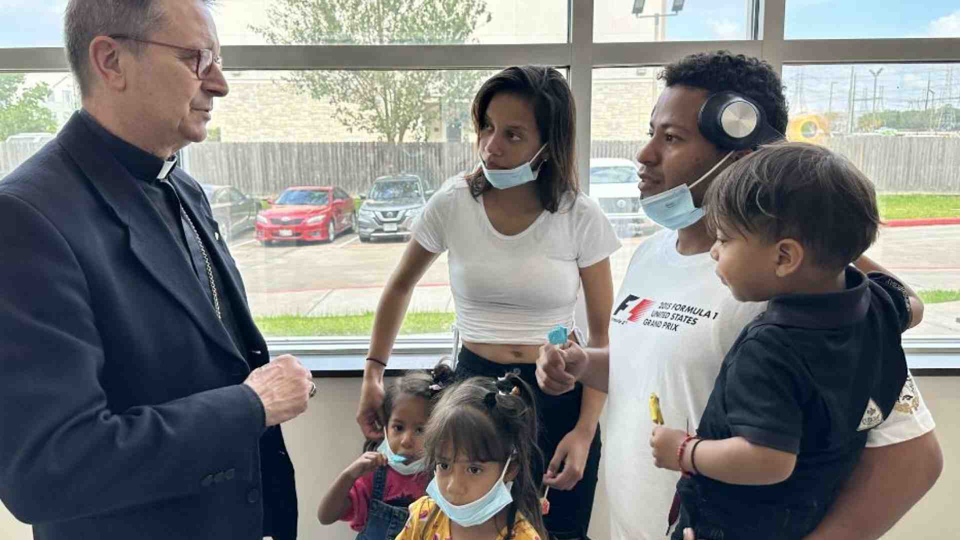 Immagine di I migranti che arrivano in Texas vedono Dio nel riparo della Caritas