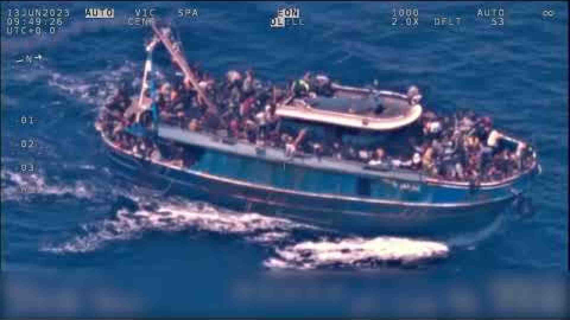 Immagine di Il video di Frontex e quel barcone stracarico in balia del mare