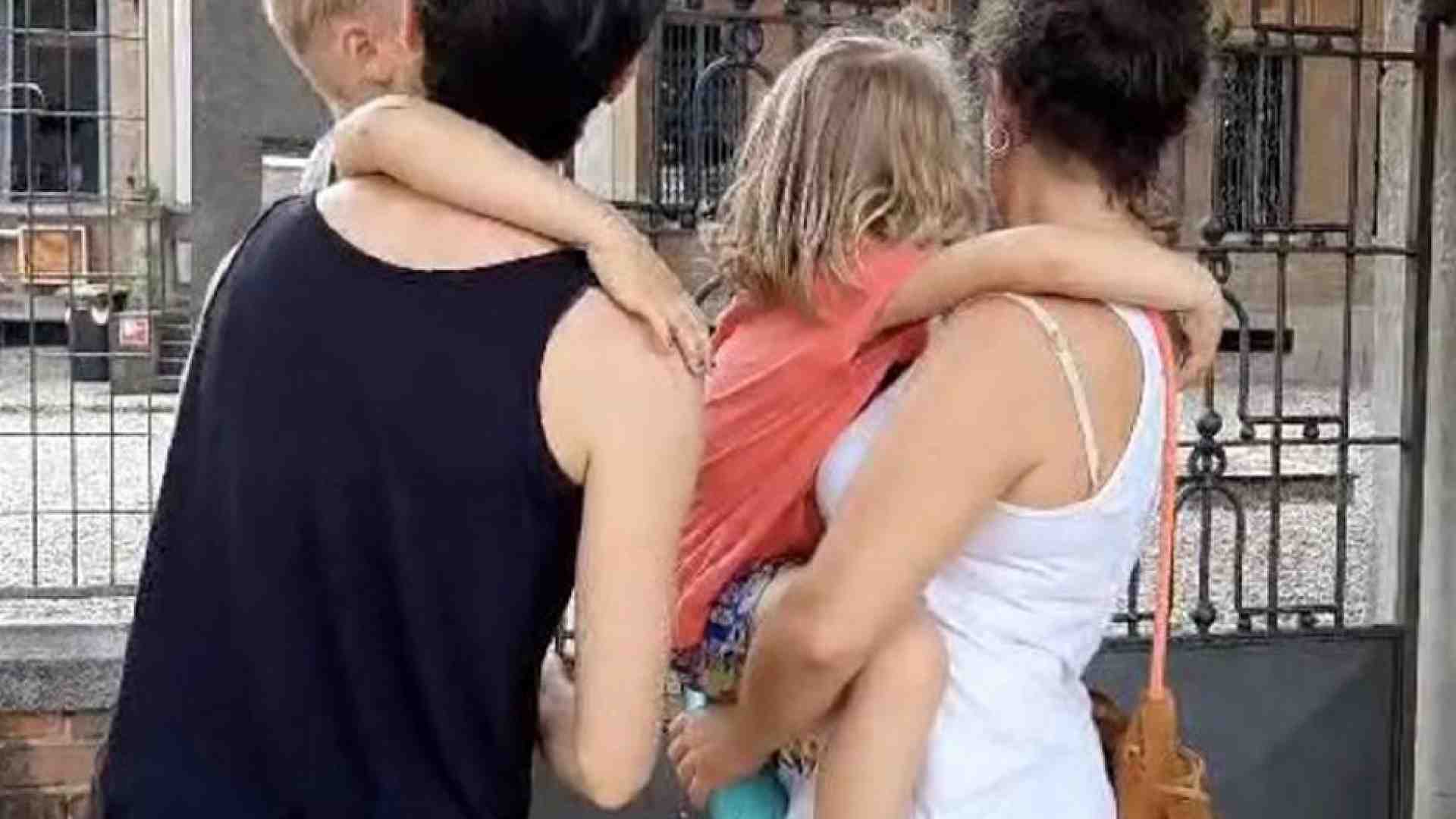 Immagine di No alle registrazioni delle "due mamme": il caso Padova infiamma la politica